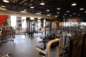 Salle de poids libres entièrement équipée au Gymnase Drummond à Drummondville